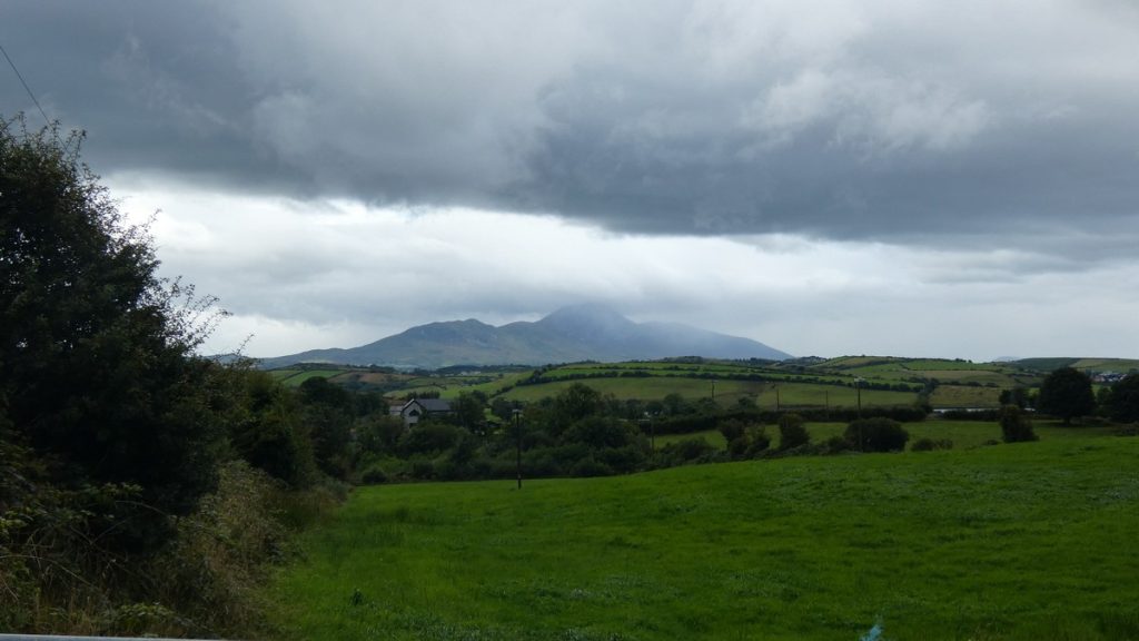 Wolkenverhangene Berge vor Westport