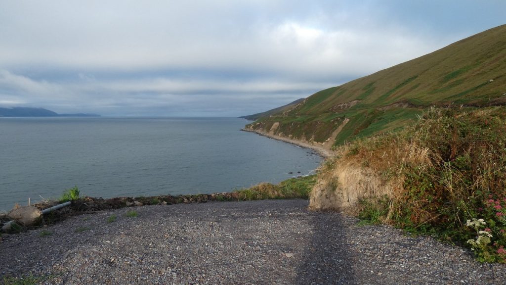 Die Atlantikküste der Dingle-Halbinsel im Sonnenschein