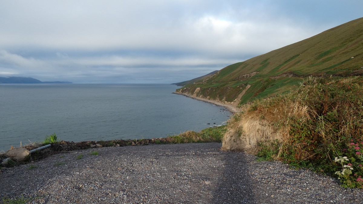 Die Atlantikküste der Dingle-Halbinsel im Sonnenschein