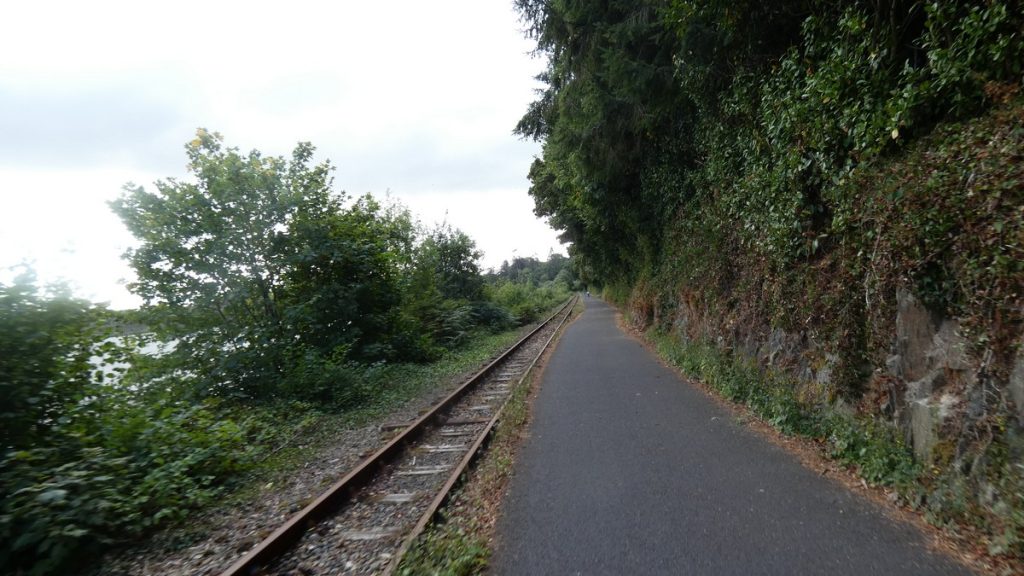 Hier ist sogar noch ein Gleis neben dem Radweg