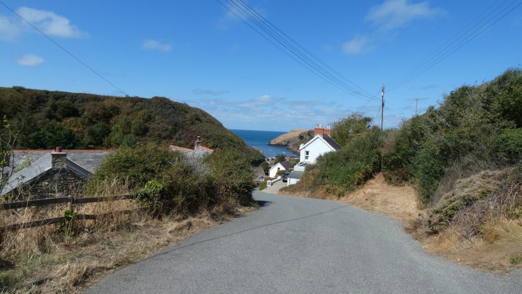 20 % steile Abfahrt hinein in Abercastle