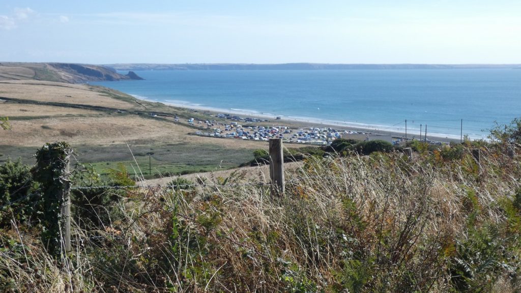 Blick hinab auf den Campingplatz von Newgale