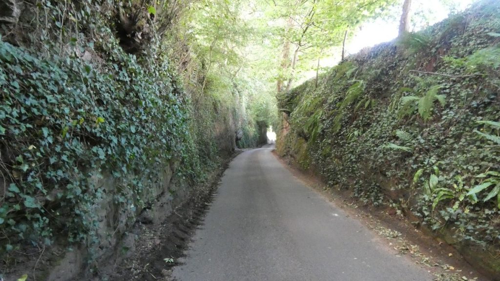 Hier wurde tief gegraben, damit die Strasse nicht noch steiler wurde!