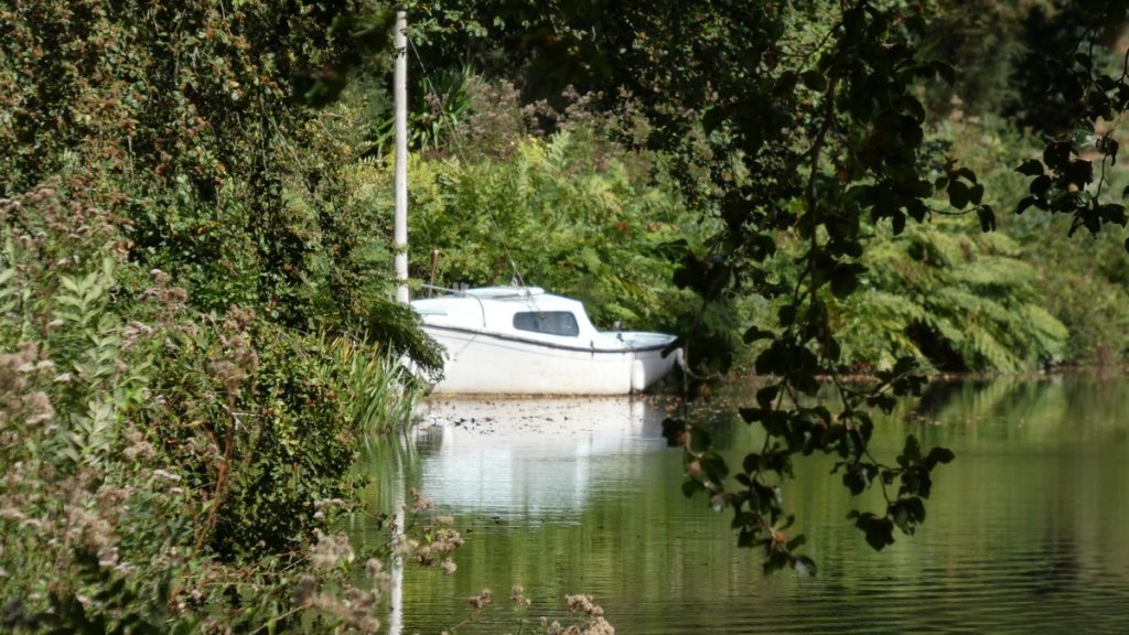Erste Bootssichtung nach über 90 Kilometer Kanalfahrt