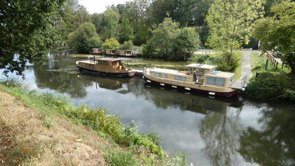 Ein paar Kilometer später zwei "richtige" Boote