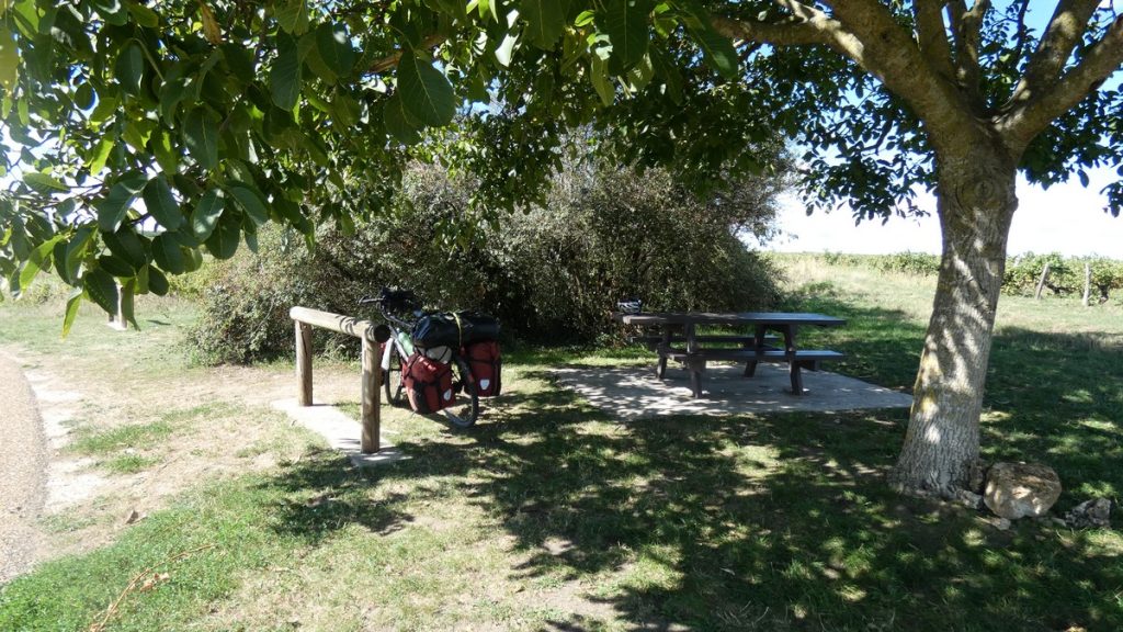 Mittagessen - in Frankreich gibt es zahlreiche schöne Rastplätze den Radwegen entlang