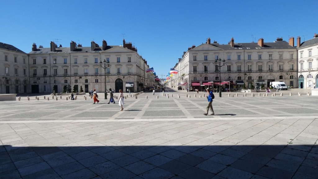 Orléans, Blick von der Kathedrale zurück zur Strasse