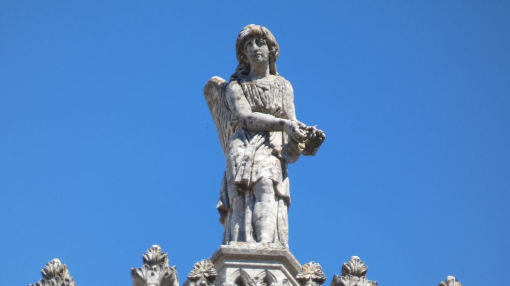 Figur auf der Spitze des rechten Kathedralenturms