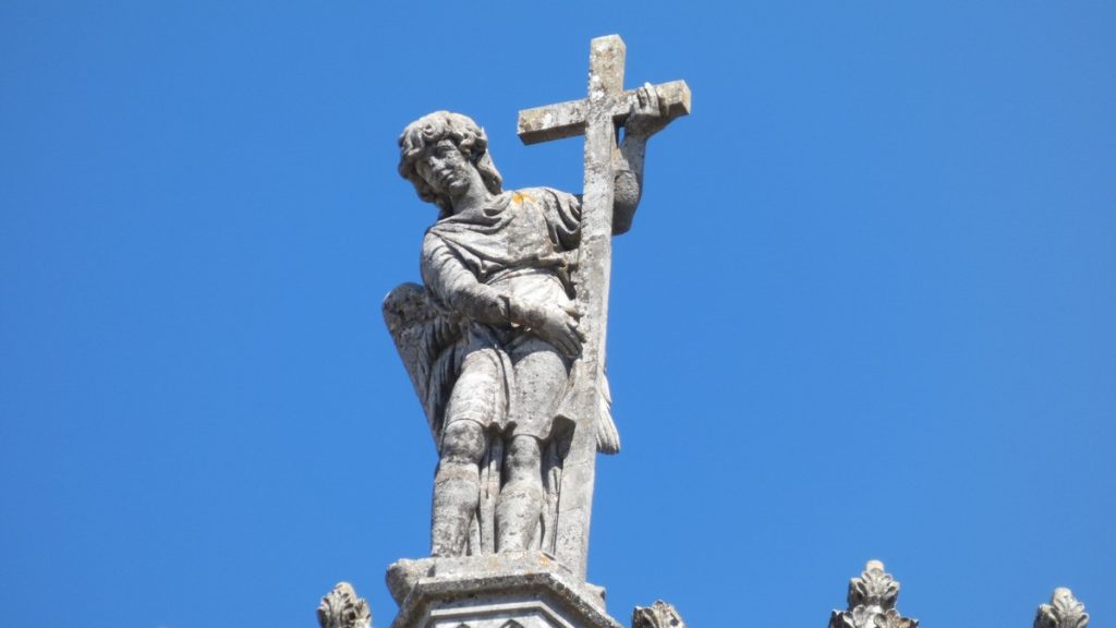 Figur auf der Spitze des linken Kathedralenturms