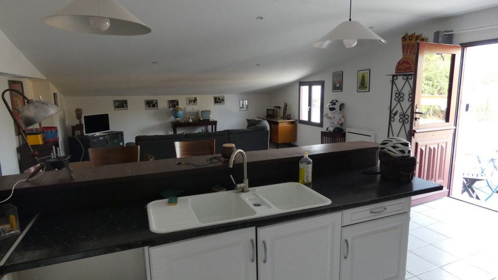 Geräumiges Appartement - Hinter der Aufnahmeposition befinden sich Bad und Schlafzimmer