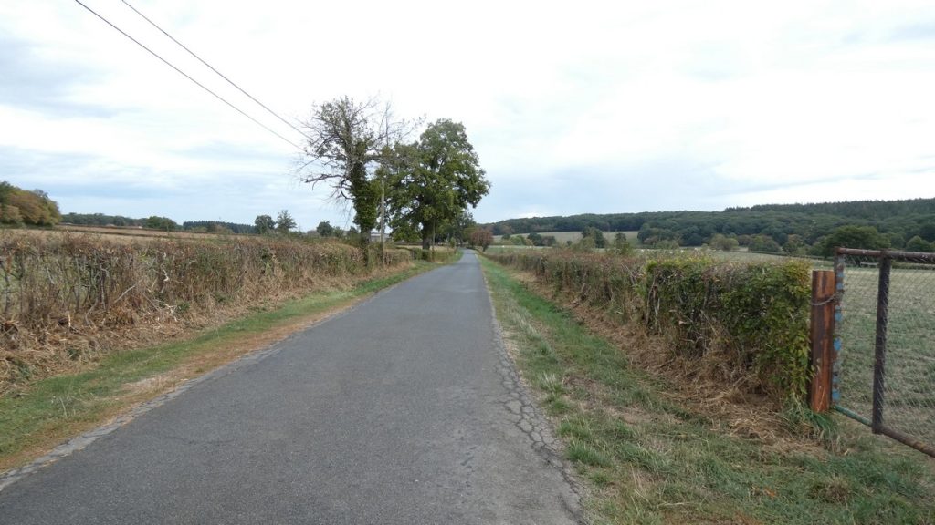 Radweg und Landschaft beim Château de Limand
