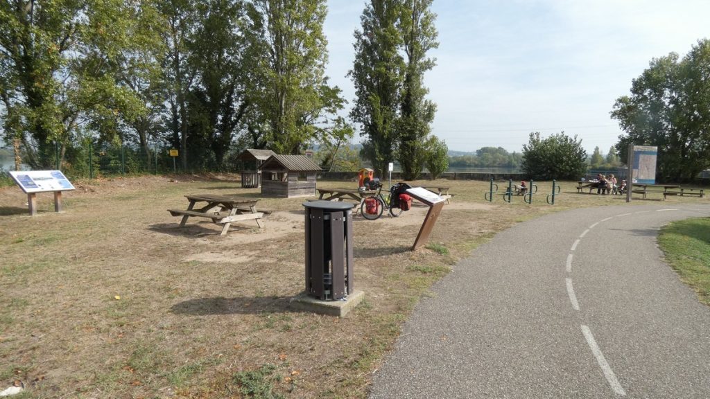 Mittagspausen-Rastplatz bei Saint-Pierre-de-Boeuf