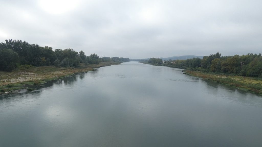 Blick auf die Rhone von der Brücke in Bourg-Saint-Andéol