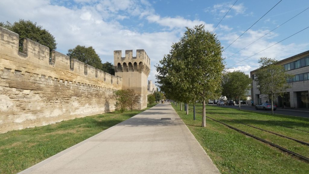 Entlang der Stadtmauer von Avignon