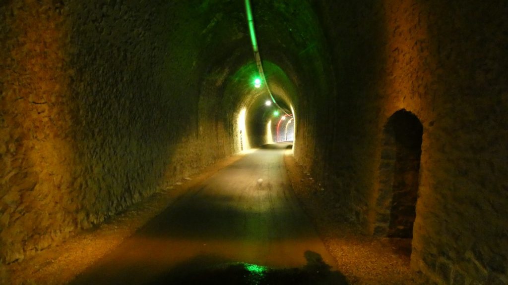 Im Tunnel auf dem Bahnradweg in Richtung Beaucaire