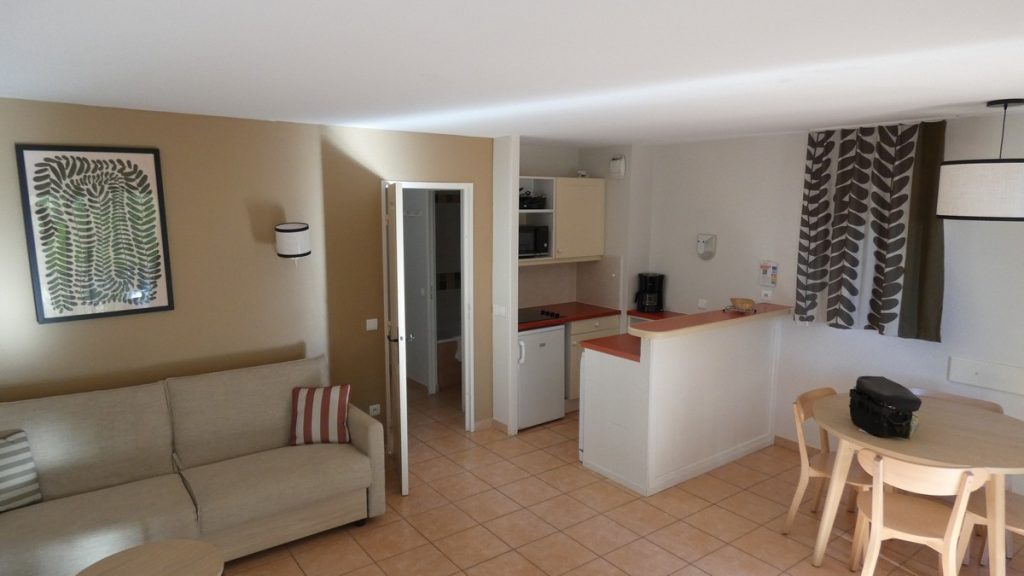 Hauptzimmer des Appartements (dahinter befinden sich noch Schlafzimmer, WC und Badezimmer)