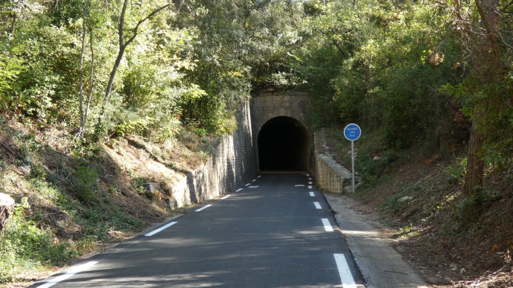 Einer der beiden Tunnels auf dem frisch asphaltierten Bahnradweg