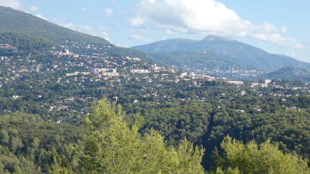 Blick auf Grasse auf der nächsten Hügelkette