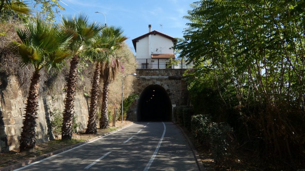 Die nächste Einfahrt in einen ehemaligen Eisenbahntunnel