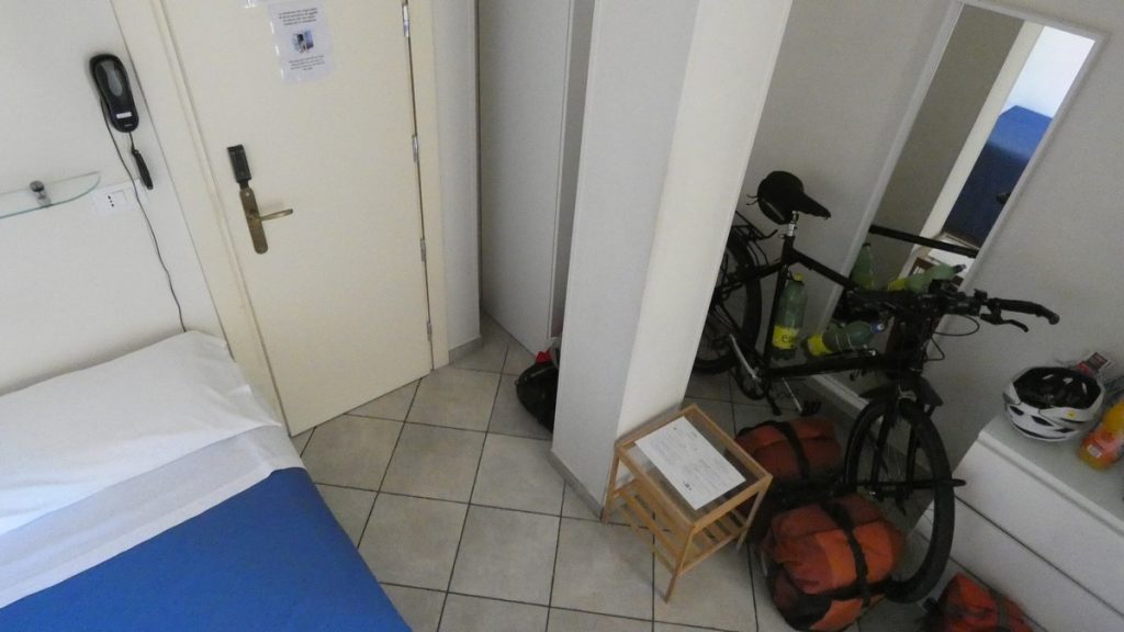 Das Velo übernachtet ebenfalls in meinem Zimmer