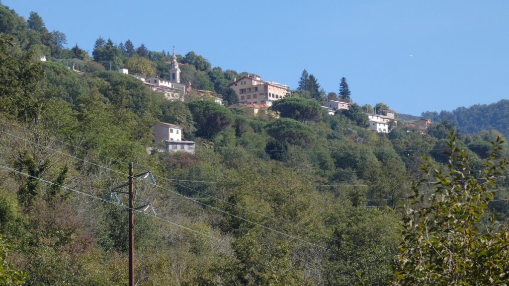 Eine der zahlreichen Siedlungen auf den Bergflanken
