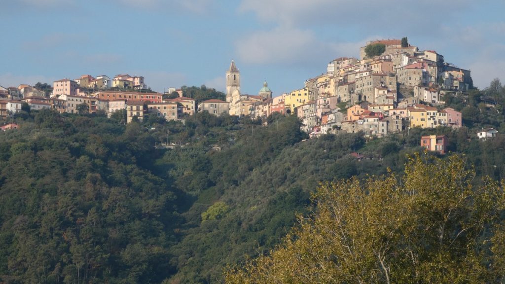 Ein weiteres Dorf zuoberst auf dem Berggipfel: Vezzano Ligure