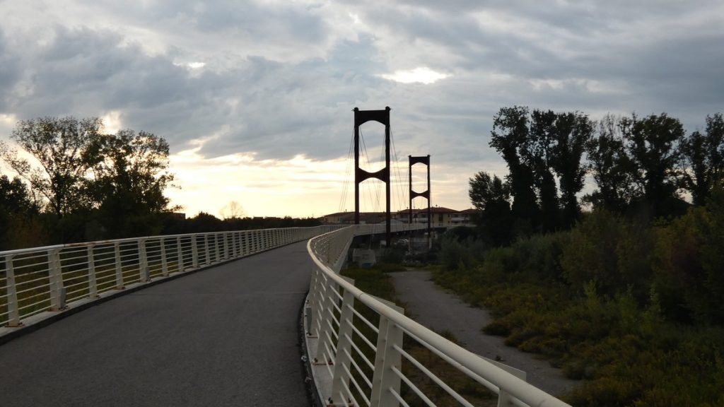Fussgänger- und Fahrradbrücke ausgangs Pisa