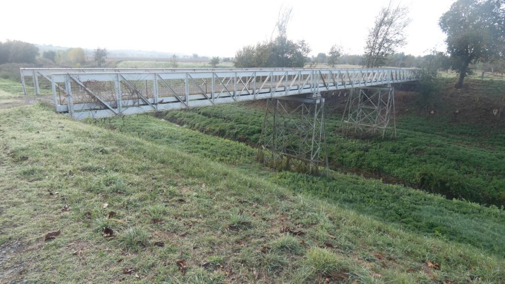 Eine der schmalen Brücken auf dem Radweg