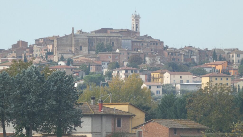 Foiano della Chiana auf einer Anhöhe in der Ferne