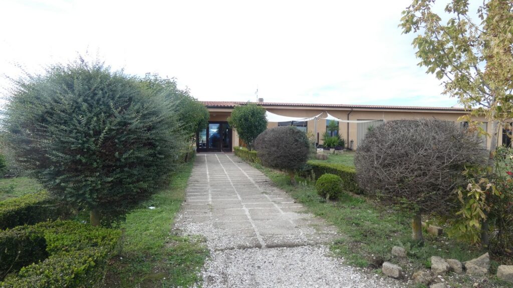 Der Eingang zum Hotel, rechts die Lounge