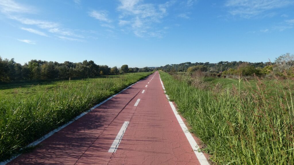 Die letzten Kilometer vor Rom auf schönem, flachen Radweg dem Flusslauf des Tibers folgend