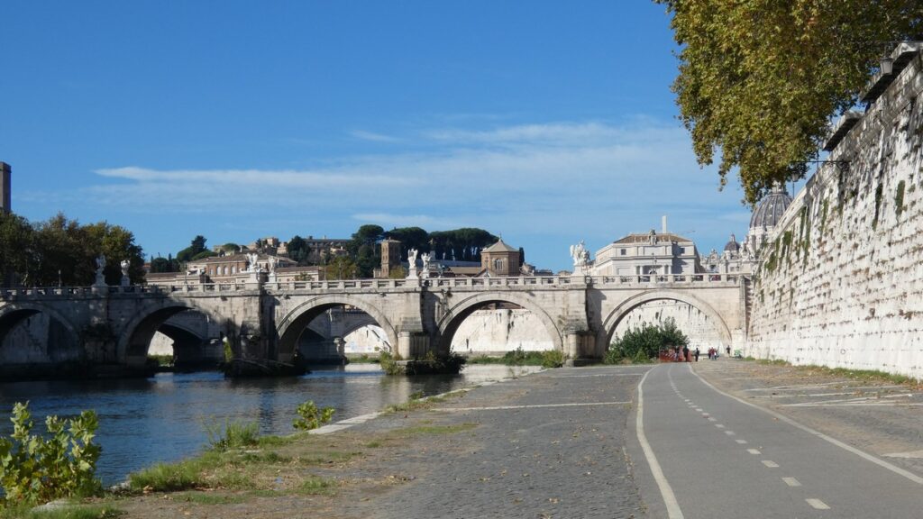 Engelsbrücke mit erstem Blick in Richtung Petersdom auf der rechten Seite - und es ist auch ein Stück der Treppe zu sehen, wo ich alles hinauftragen musste...
