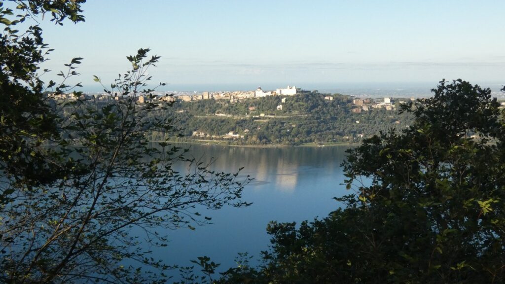 Morgendlicher Blick über den Lago Albanese auf Castel Gandolfo