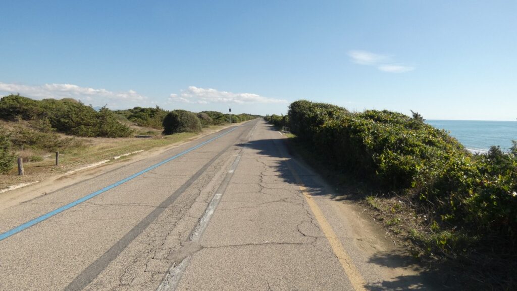 Auf der gesperrten Strasse zwischen Mittelmeer und Lago di Fogliano