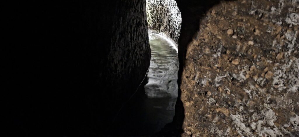 Die Höhlen dienten während Jahrtausenden als Wasserspeicher, bis 1884 die Cholera Tausende Todesopfer zur Folge hatte